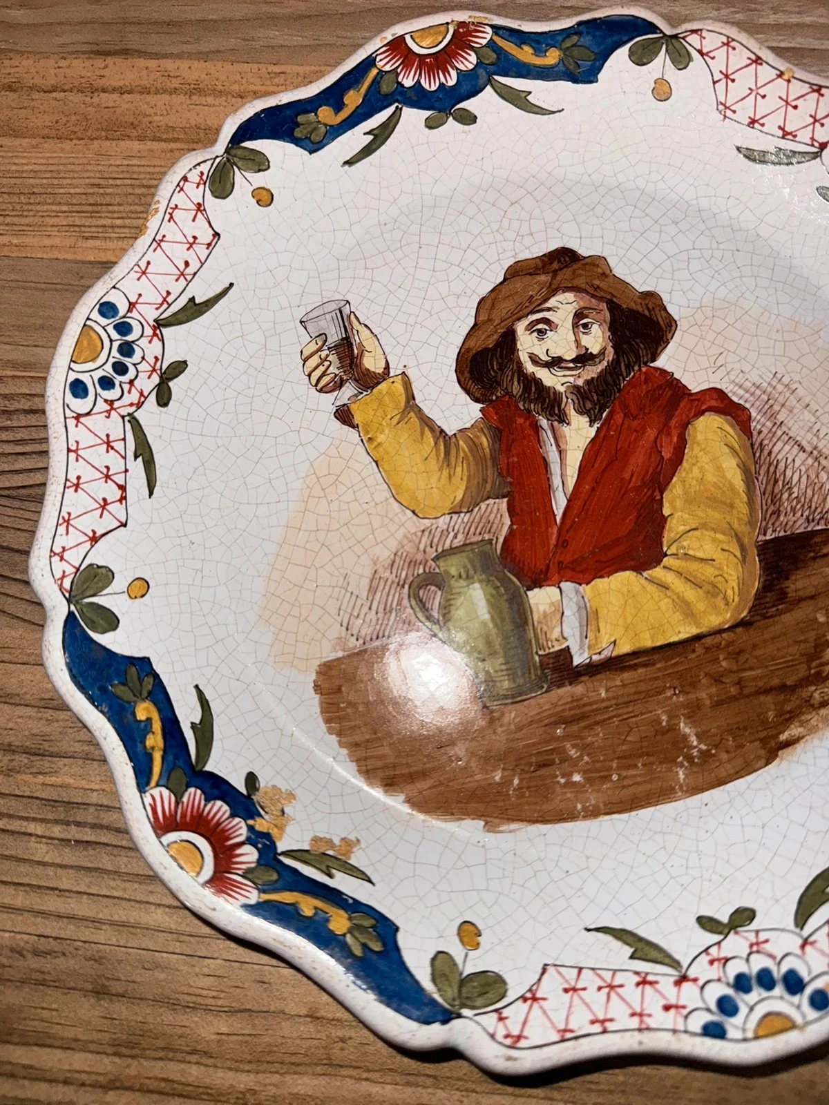 assiette ancienne faïence décor buveur – fait main – très belle pièce – photo 3